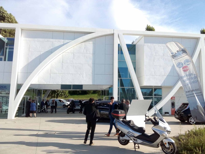 VE Marina Gaia.jpg (144.07 KiB) Visto 11086 vezes bastantes 4 rodas... até Tesla. 2 rodas só vi 2